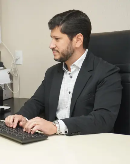 Dr. Aurélio Arantes - Formação e títulos em ortopedia e cirurgia de coluna